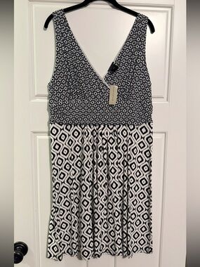 Ann Taylor Black and White V-Neck Geometric Mini Dress